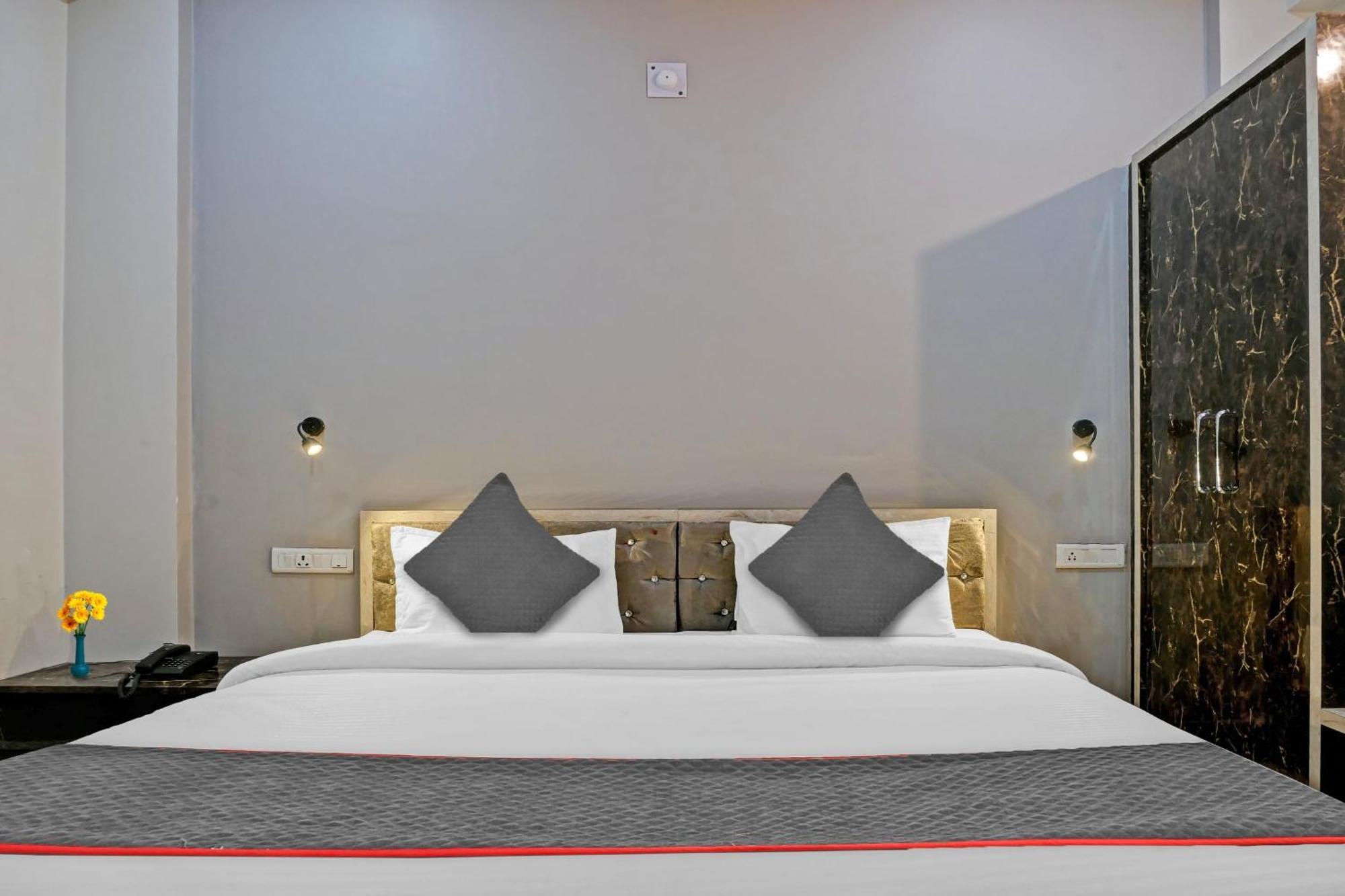 Townhouse Navneeta Grand Otel Kakarmatha Dış mekan fotoğraf