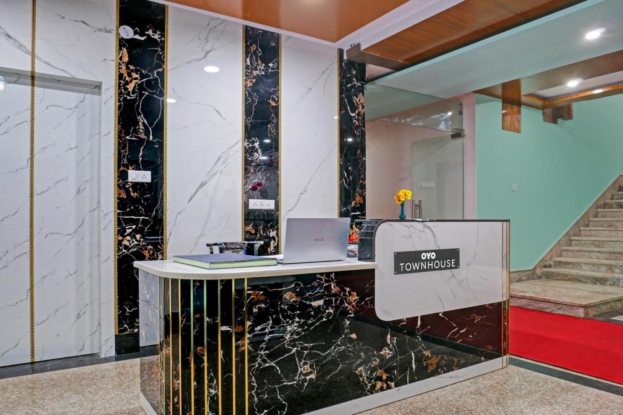 Townhouse Navneeta Grand Otel Kakarmatha Dış mekan fotoğraf